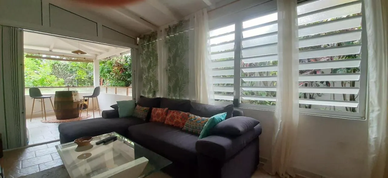 Appartement grand Hibiscus jardin privé Le Lamentin 0*,